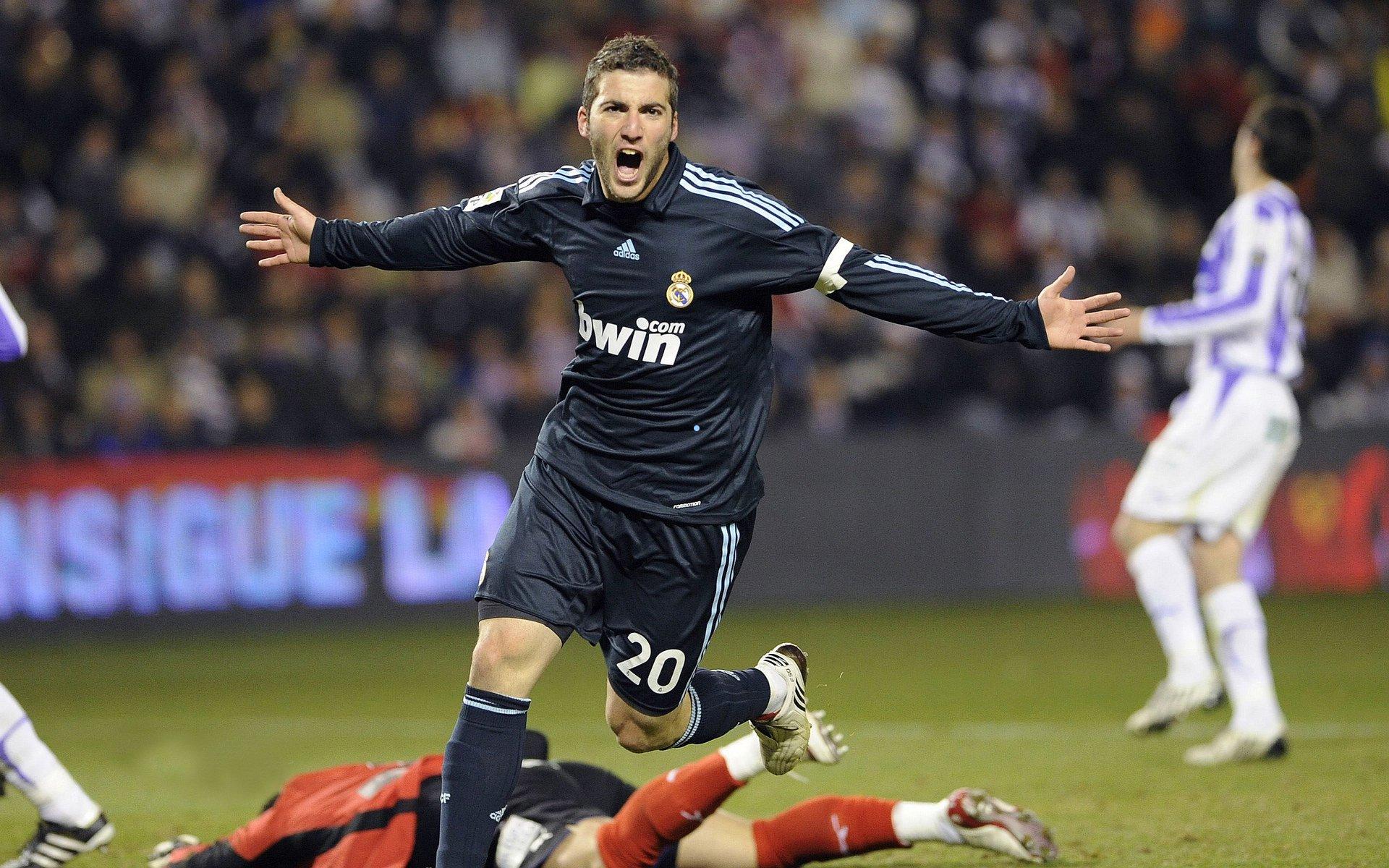 欧冠生死战，比利亚雷亚尔对决阿贾克斯，进攻狂潮席卷保级与荣誉之争